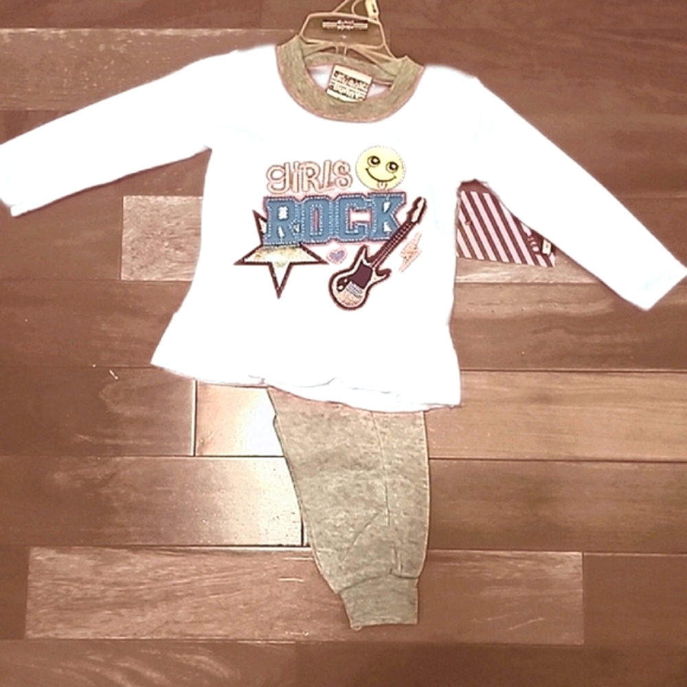 Girls Rock! Like & bid 2 support the Hostess!